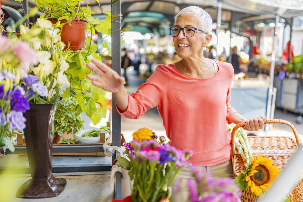 Picture of a woman shopping at a farmers market